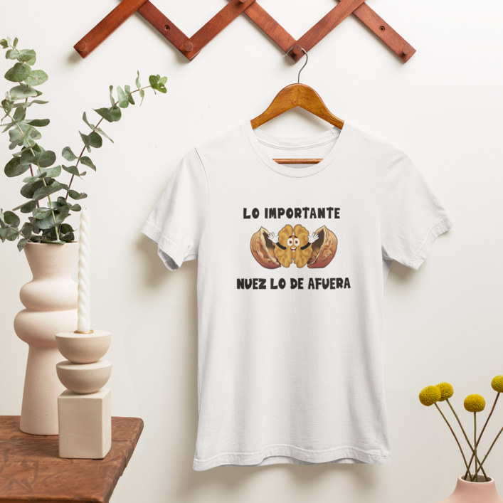 Funny T-Shirt  "Lo importante Nuez lo de afuera" - Funnytwist.com