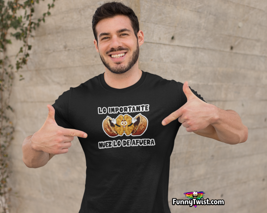 Funny T-Shirt "Lo importante Nuez lo de afuera" - Funnytwist.com
